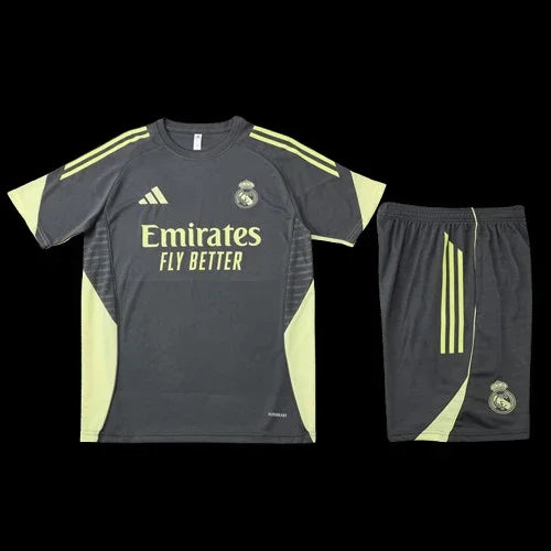Maillot Real Madrid en ensemble, fabriqué par Le 12 -ème Maillot, avec le logo du club et les détails du design sur le tissu.