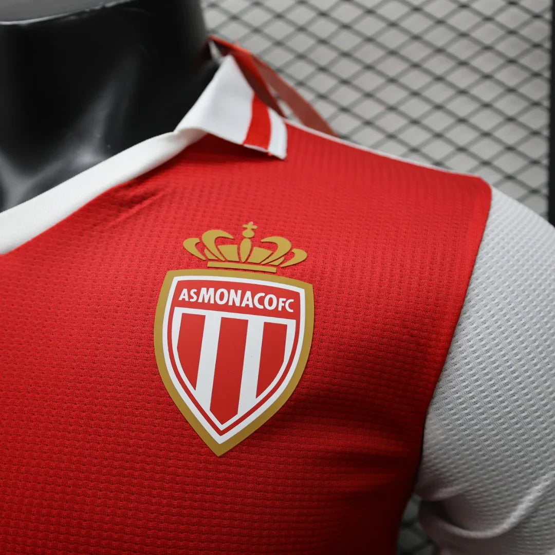 Maillot de football Monaco 2024-25 Le 12 -ème Maillot, devant avec logo et détails en bleu et rouge.