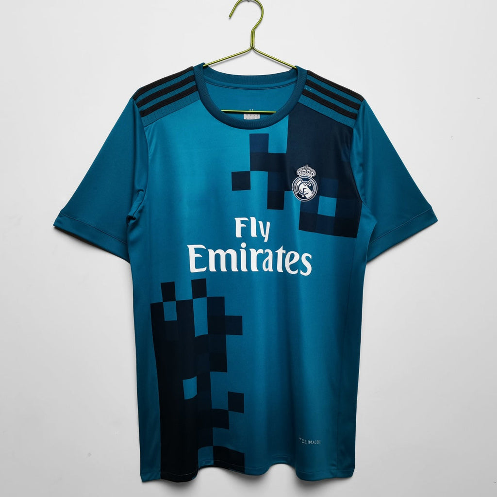 Maillot rétro du Real Madrid 2017-2018, maillot third de style vintage, portant le logo de Le 12 -ème Maillot, vue de face.