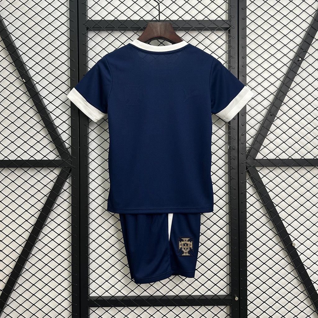 Maillot d'entraînement pour enfant Portugal 2025-26, marque Le 12 -ème Maillot, avec logo et détails du kit sportif.