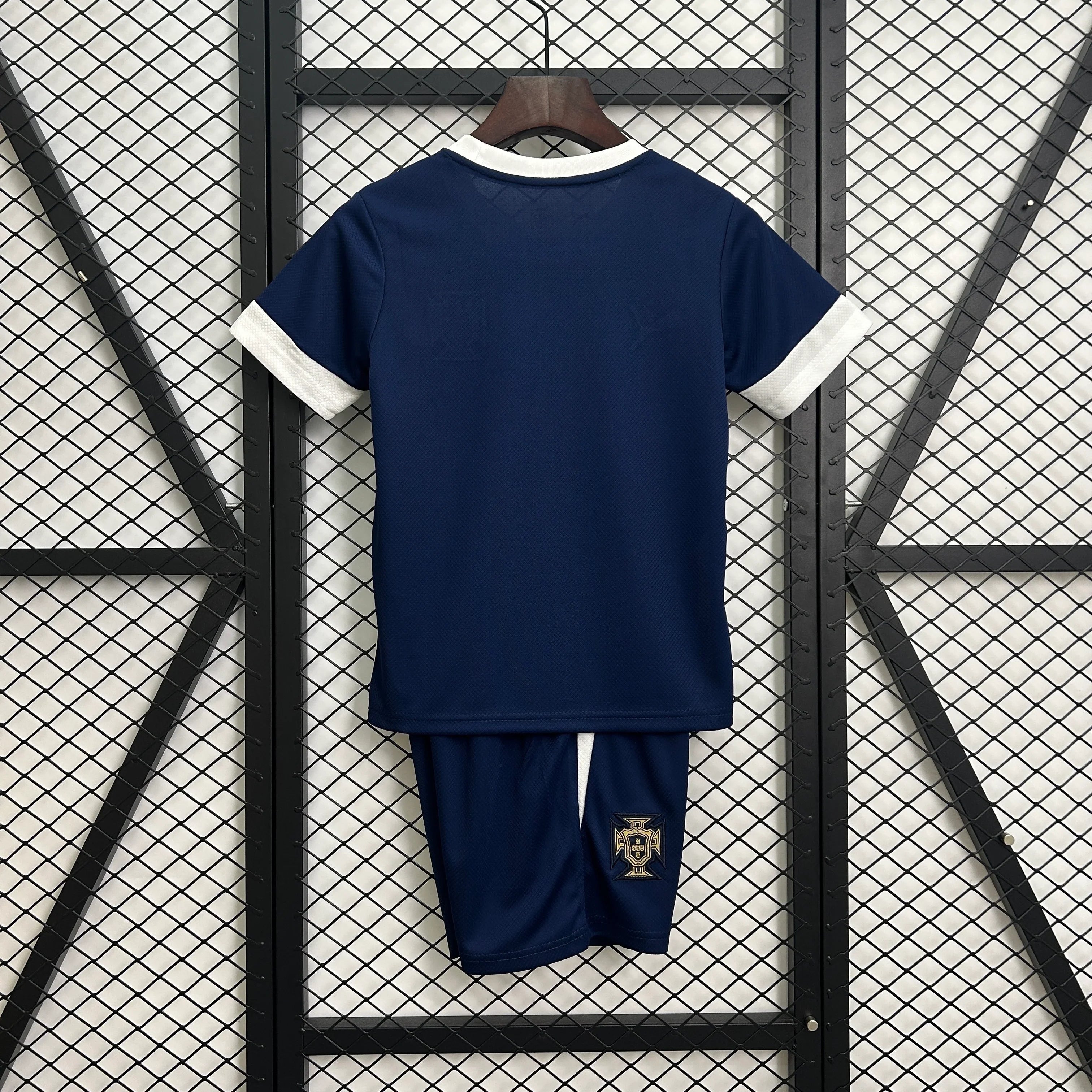 Maillot d'entraînement pour enfant Portugal 2025-26, marque Le 12 -ème Maillot, avec logo et détails du kit sportif.