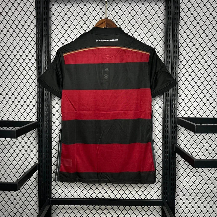 Maillot rétro Allemagne 2014 de Le 12 -ème Maillot, maillot de football vintage avec couleurs traditionnelles allemandes.