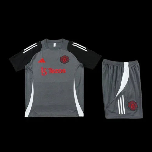 Ensemble Manchester United Le 12 -ème Maillot, maillot de football rouge avec logo de Manchester United et détails blancs.