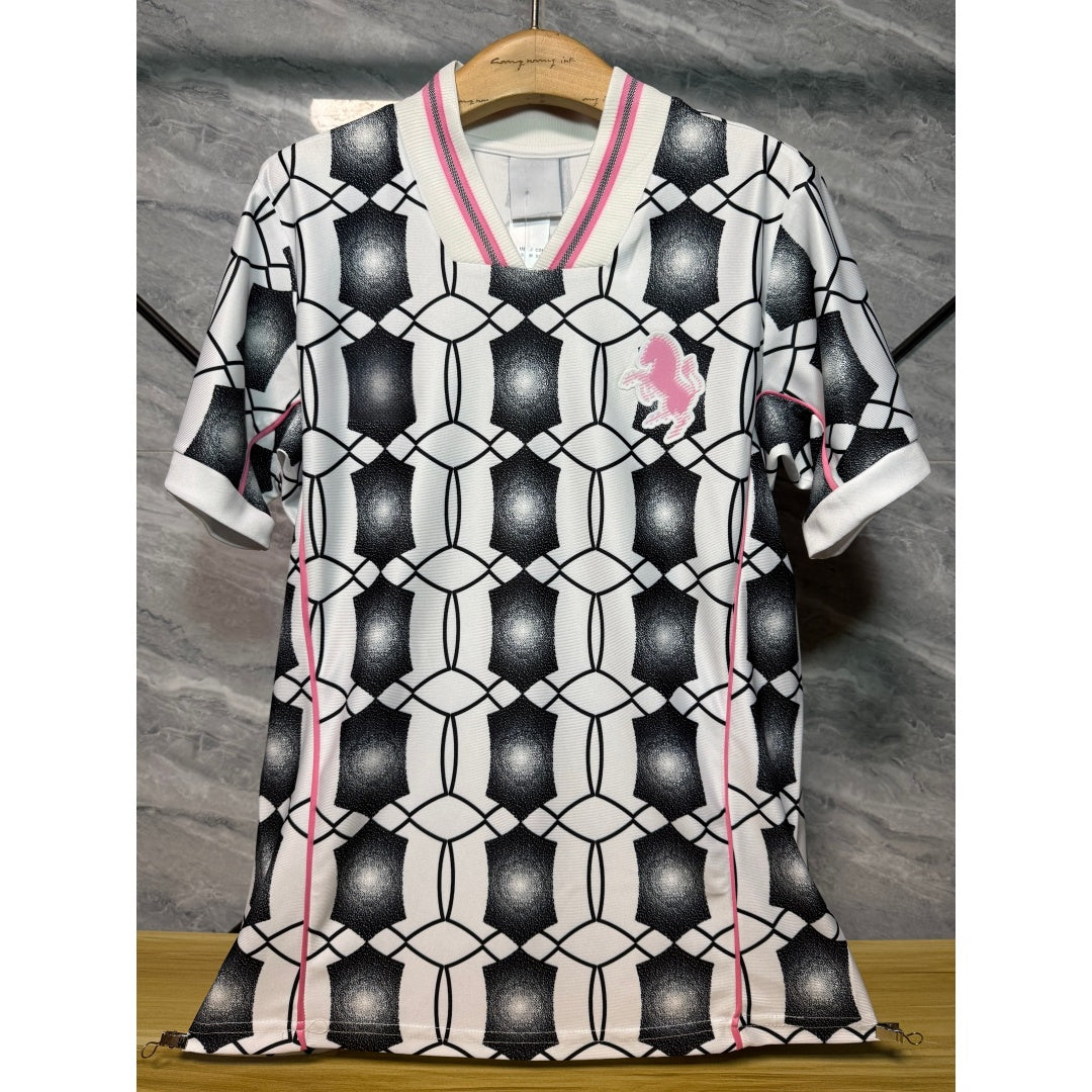 Maillot Juventus 25/26 Le 12 -ème Maillot, maillot de football avec logo et détails de l'équipe en tissu blanc et noir