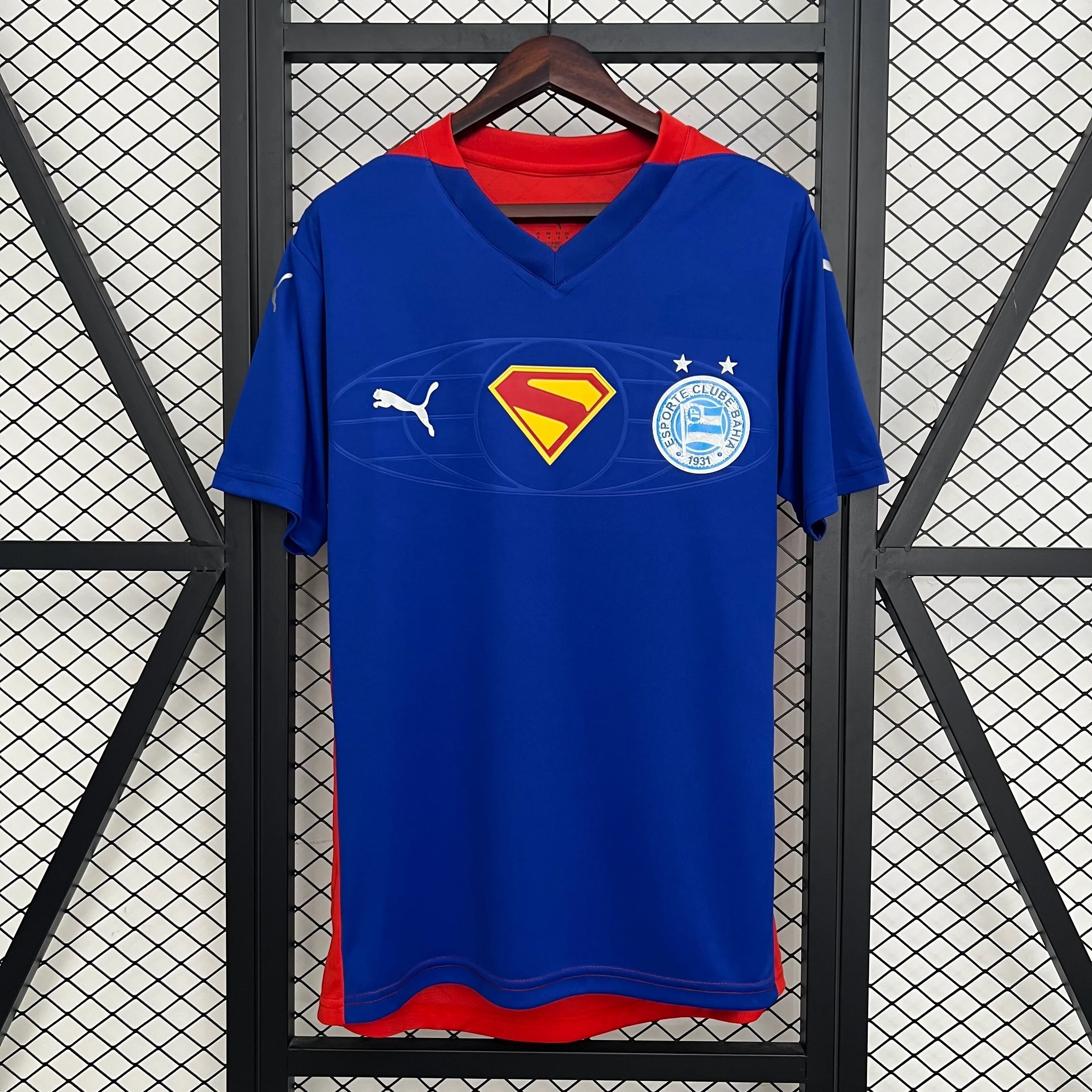 Maillot Bahia Superman 2025-26 de Le 12 -ème Maillot, maillot de football bleu avec logo Superman et détails sportifs.