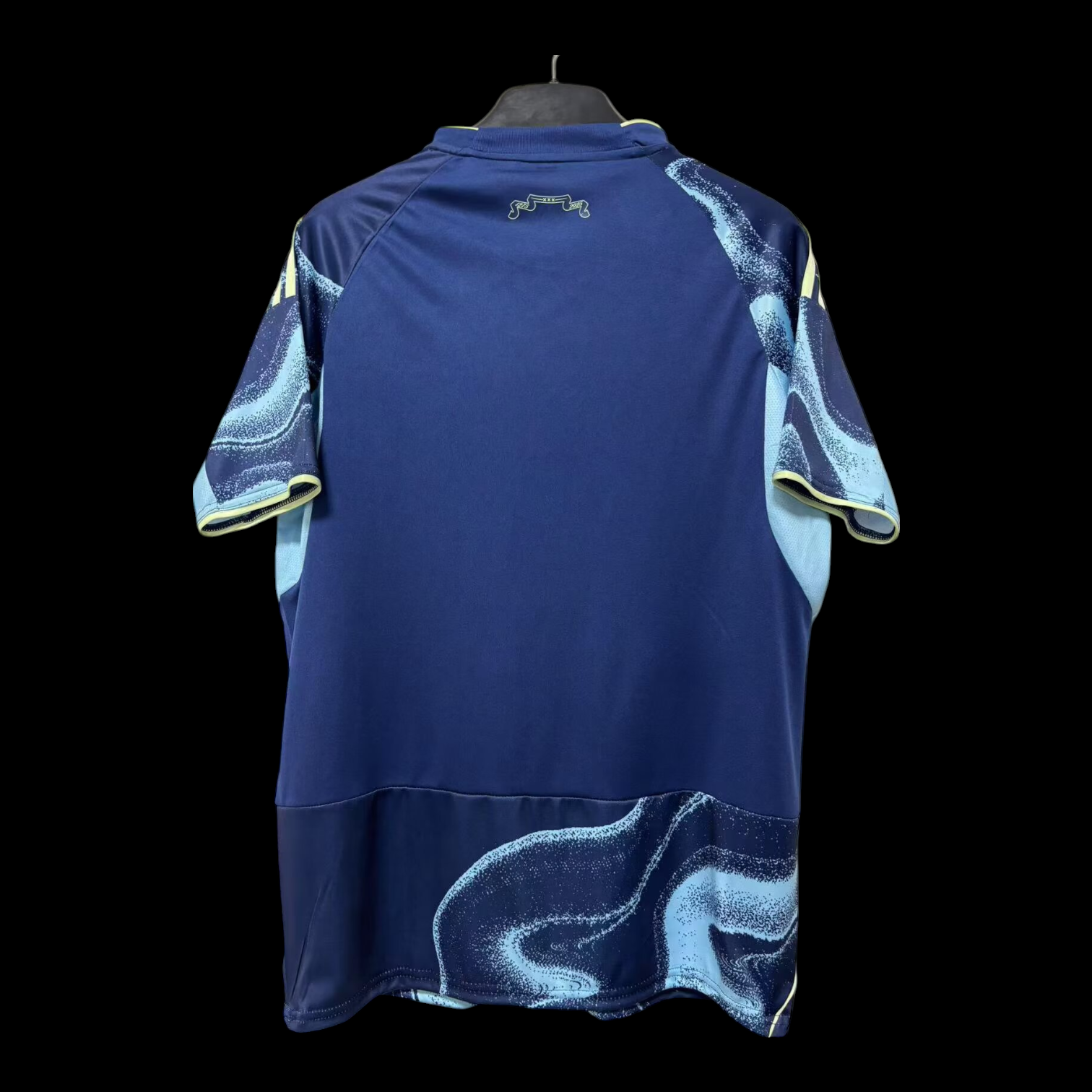 Maillot extérieur Ajax 25/26 de la marque Le 12-ème Maillot, en tissu bleu avec logo et détails de l'équipe.