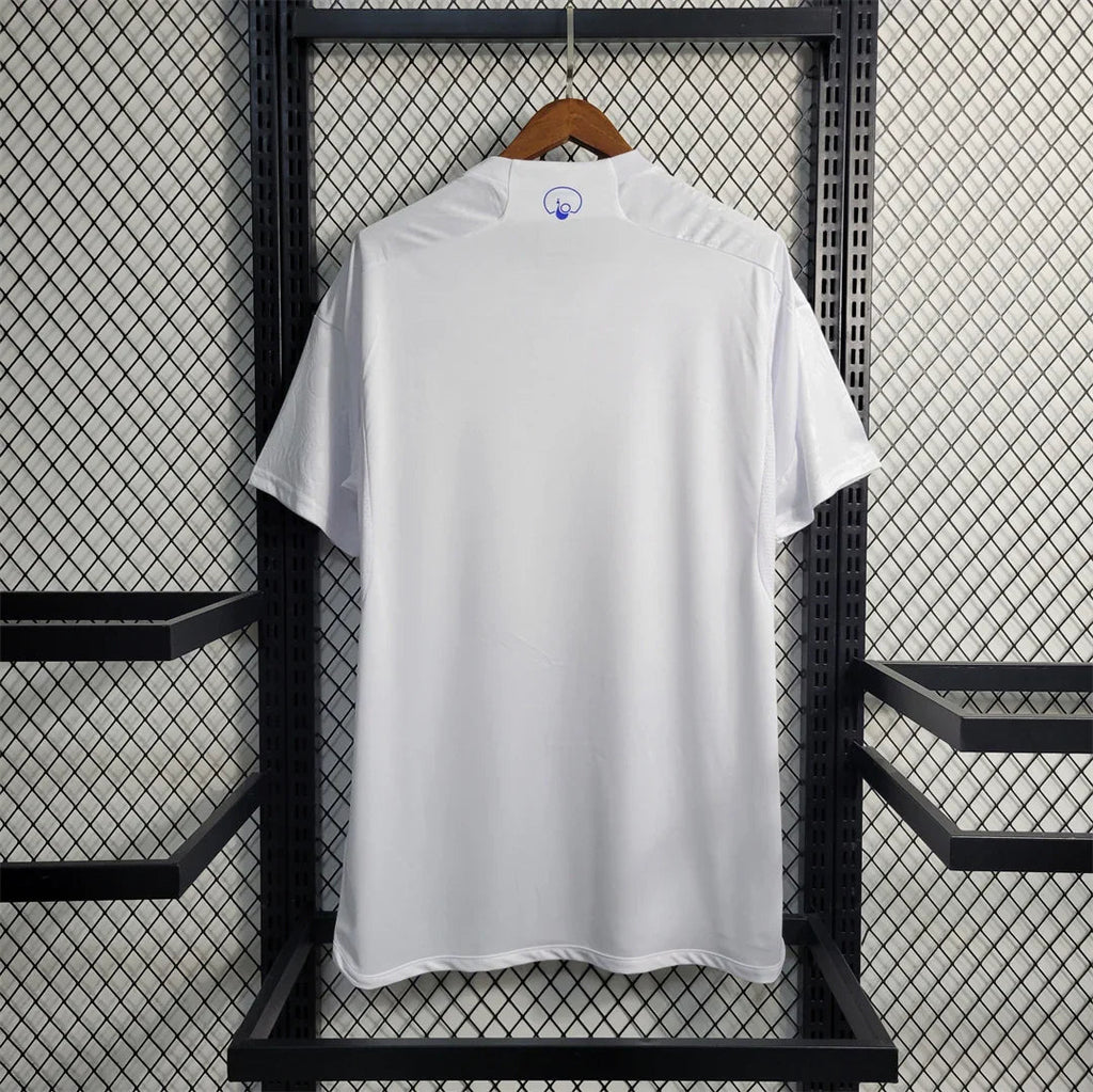 Maillot Leeds United 2023-24 Le 12 -ème Maillot, maillot de football avec logo de Leeds United sur le devant, vue frontale.
