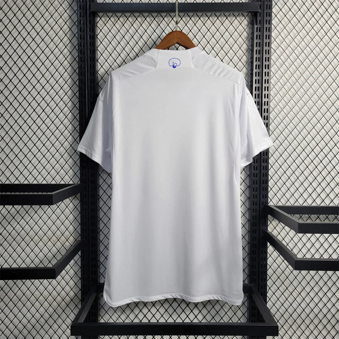 Maillot Leeds United 2023-24 Le 12 -ème Maillot, maillot de football avec logo de Leeds United sur le devant, vue frontale.