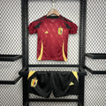 Enfant portant le kit officiel Belgique 2024 de Le 12 -ème Maillot, maillot et accessoires pour supporter l'équipe belge.
