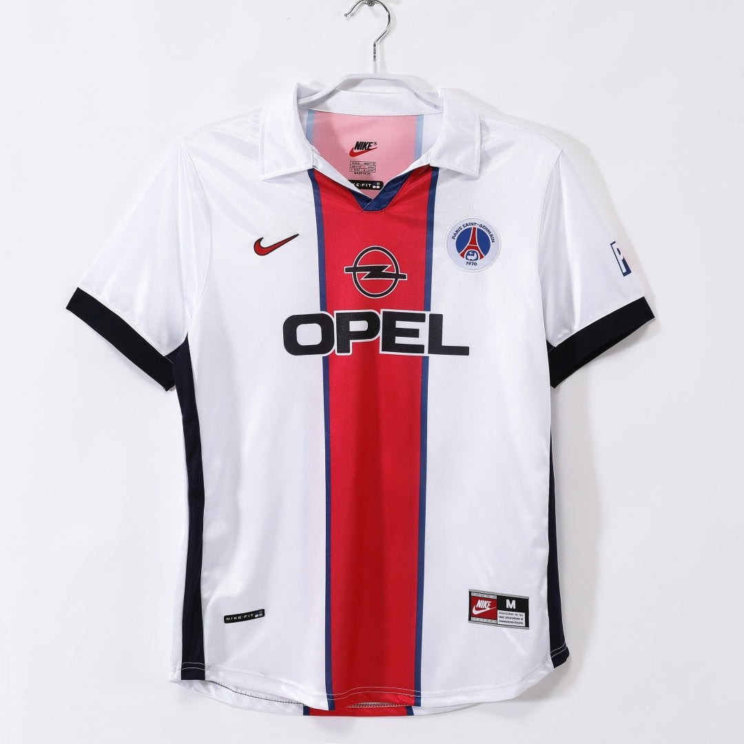 Maillot extérieur rétro du PSG 1998-1999, marque Le 12-ème Maillot, avec logo et design vintage visible sur le maillot.
