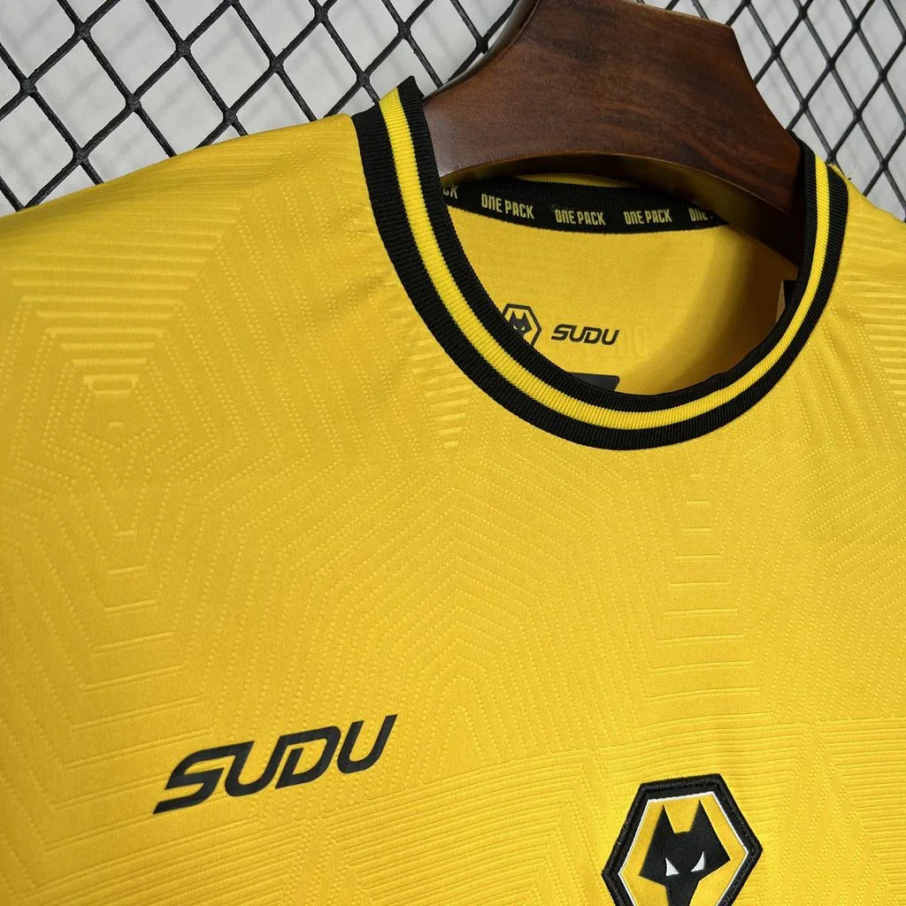Maillot Wolves 2024-25 Le 12 -ème Maillot, maillot de football avec logo de l'équipe, couleurs officielles et détails du design.