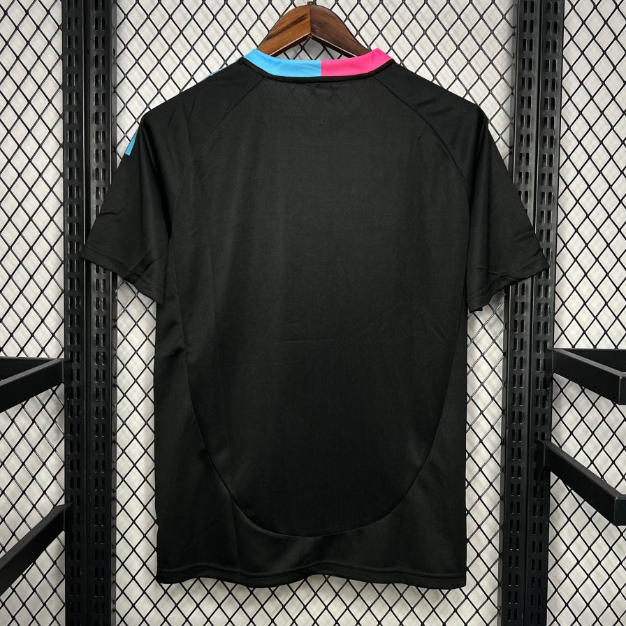 Maillot de football Le 12 -ème Inter Miami 25/26 en noir, vue de face, avec logo et détails du design sportif.
