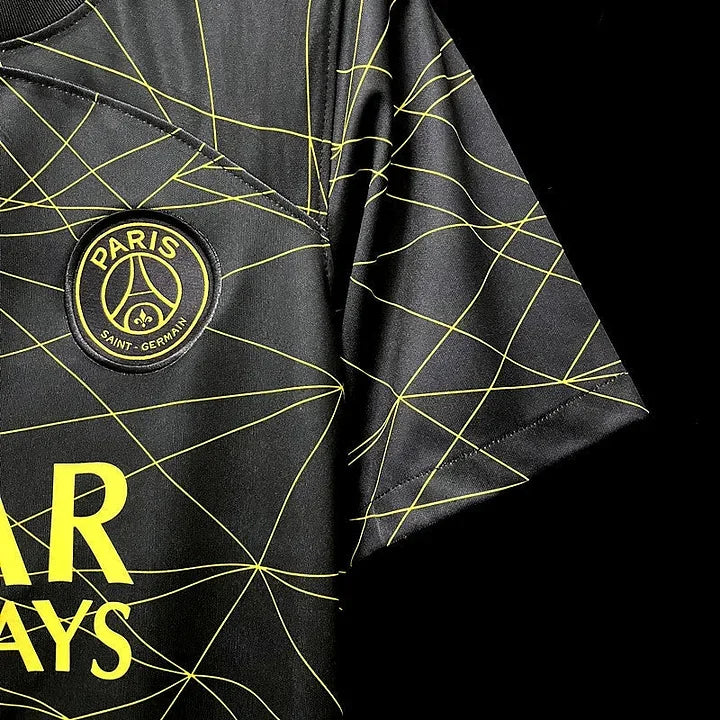 Maillot Paris Saint-Germain 2023-2024 édition quatrième, blanc avec logo Le 12 -ème Maillot et détails sportifs, porté.