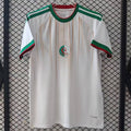 Maillot domicile Algérie 25/26 Le 12 -ème Maillot, maillot de football vert avec logo national et détails blancs.