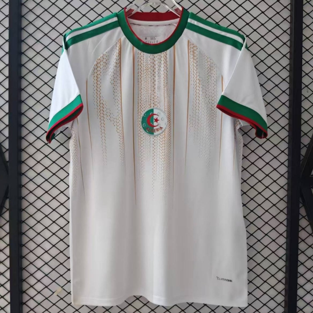 Maillot domicile Algérie 25/26 Le 12 -ème Maillot, maillot de football vert avec logo national et détails blancs.