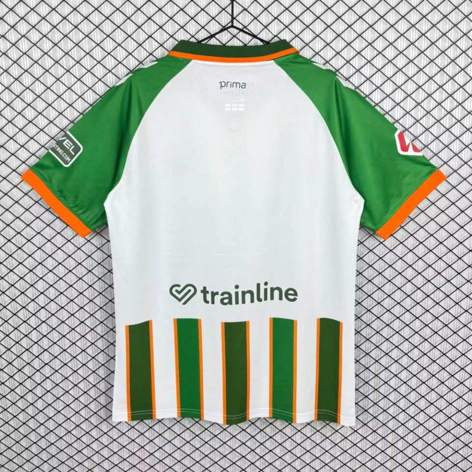 Maillot de football Betis 26/27 Le 12 -ème Maillot, maillot vert et blanc avec logo du club et détails de conception.