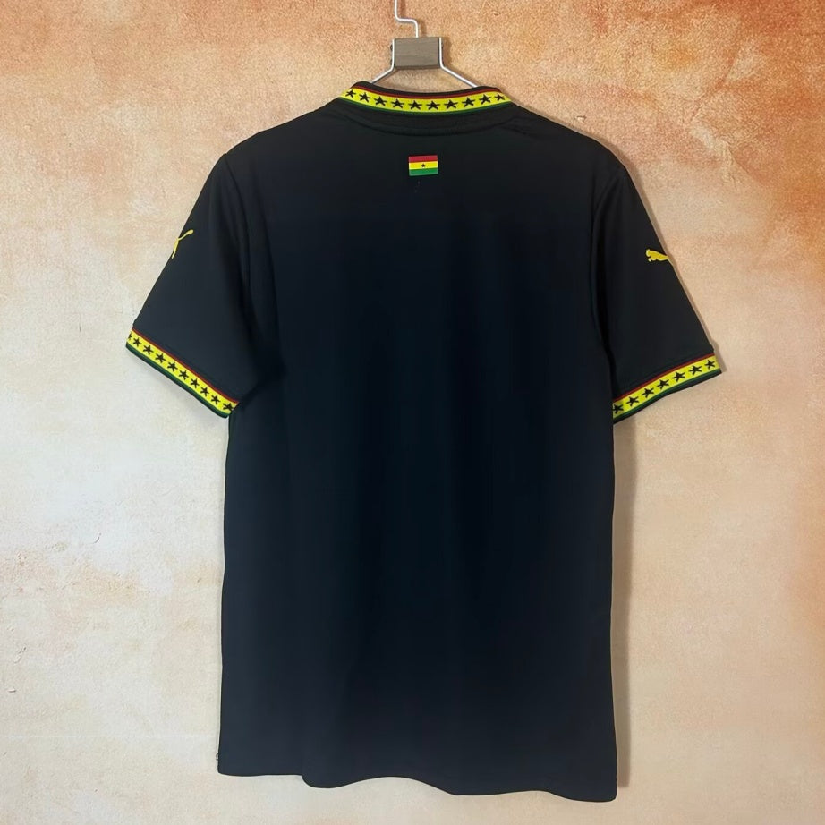 Maillot de football Ghana 25/26 ans, noir, en polo, marque Le 12 -ème Maillot, avec logo et détails sportifs visibles.