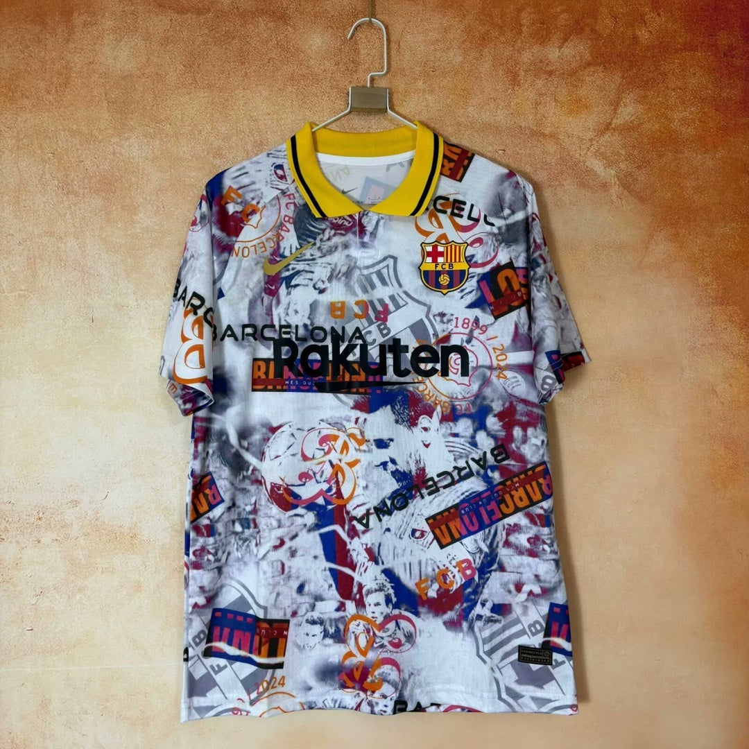 Maillot 25/26 Barcelone POLO Le 12 -ème Maillot, logo du club, tissu en coton, design bleu et rouge, vue de face.