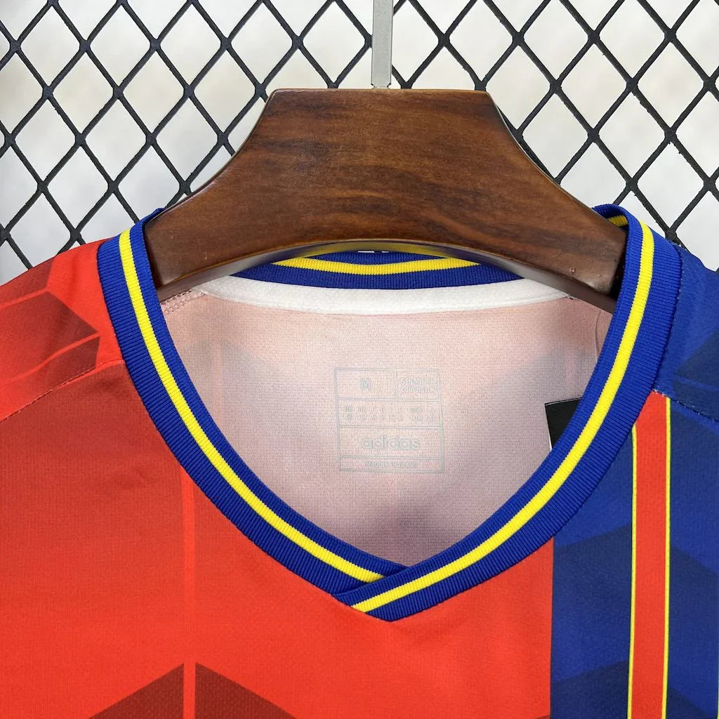 Maillot Espagne 2025 Le 12 -ème Maillot, jersey de football rouge avec logo national et détails en blanc, vue de face