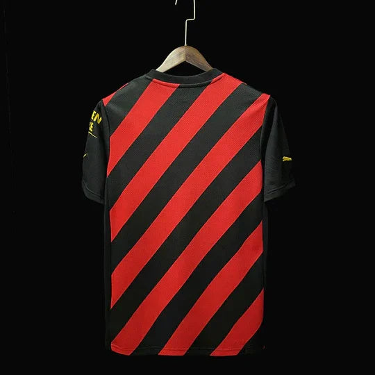 Maillot Manchester City 2022/23 Le 12 -ème Maillot, vue de face, logo et détails du maillot bleu et blanc.