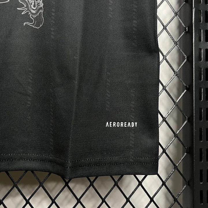 Maillot Real Madrid foot 2024-2025 noir, marque Le 12-ème Maillot, vue de face avec logo et détails du maillot.