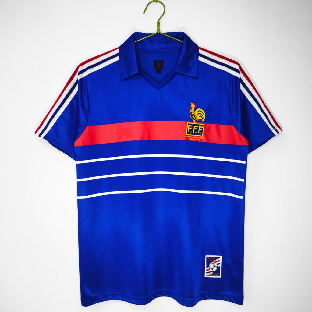 Maillot rétro de football France domicile 1984 de la marque Le 12 -ème Maillot, vue front avec logo et détails traditionnels