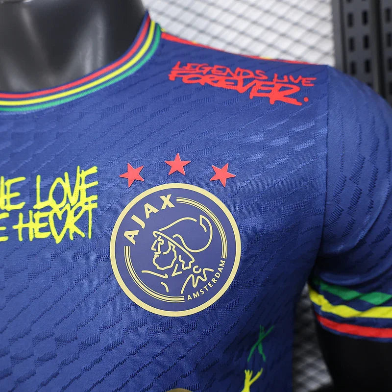 Maillot Ajax concept 2025-26 de Le 12-ème Maillot, maillot de football avec design innovant, vue de face sur fond neutre.