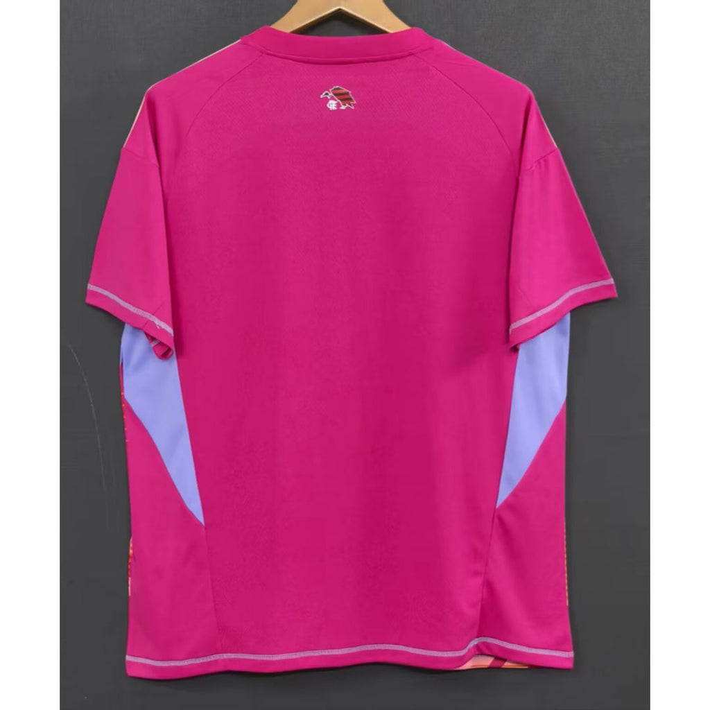 Maillot de football Flamengo 25/26 rose, marque Le 12 -ème Maillot, vue frontale avec logo et détails colorés.