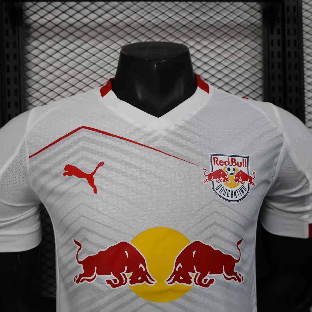 Maillot Leipzig 2025-26 de Le 12 -ème Maillot, maillot de football avec logo et détails sportifs visibles.