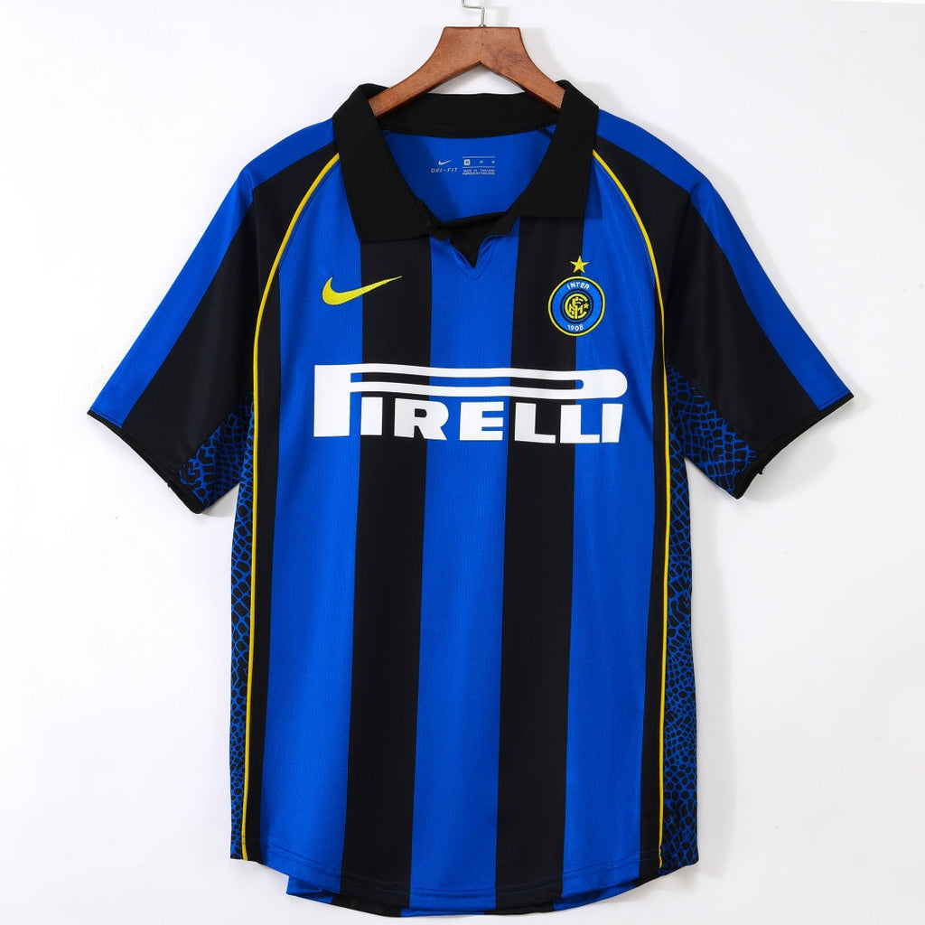 Maillot domicile rétro de l'Inter Milan 2001-2002, fabriqué par Le 12, avec logo et design traditionnel sur le terrain.