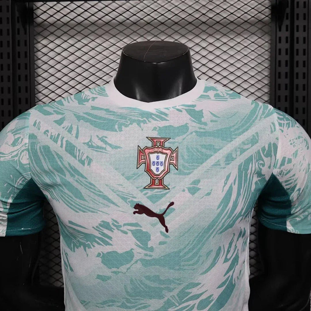 Maillot Portugal de l'équipe d'entraînement pour la Coupe du Monde 2026, marque Le 12 -ème Maillot, vue frontale.