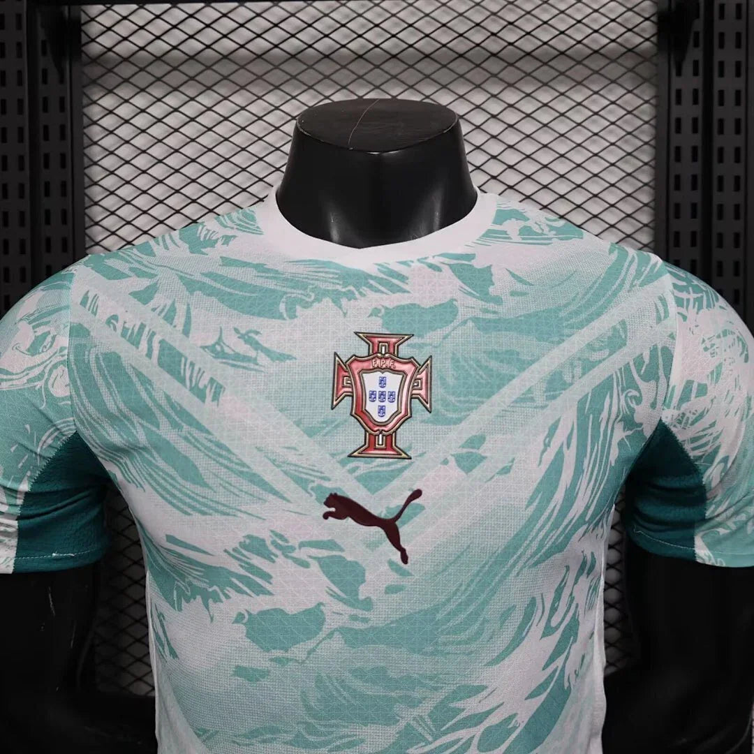 Maillot Portugal de l'équipe d'entraînement pour la Coupe du Monde 2026, marque Le 12 -ème Maillot, vue frontale.