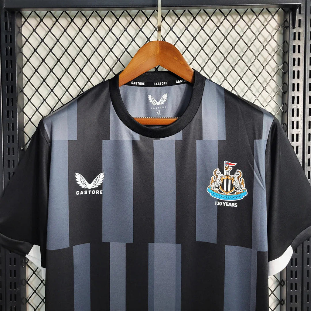 Maillot d'entraînement Newcastle 2023-24, marque Le 12 -ème Maillot, logo de l'équipe visible, tissu technique bleu et blanc.