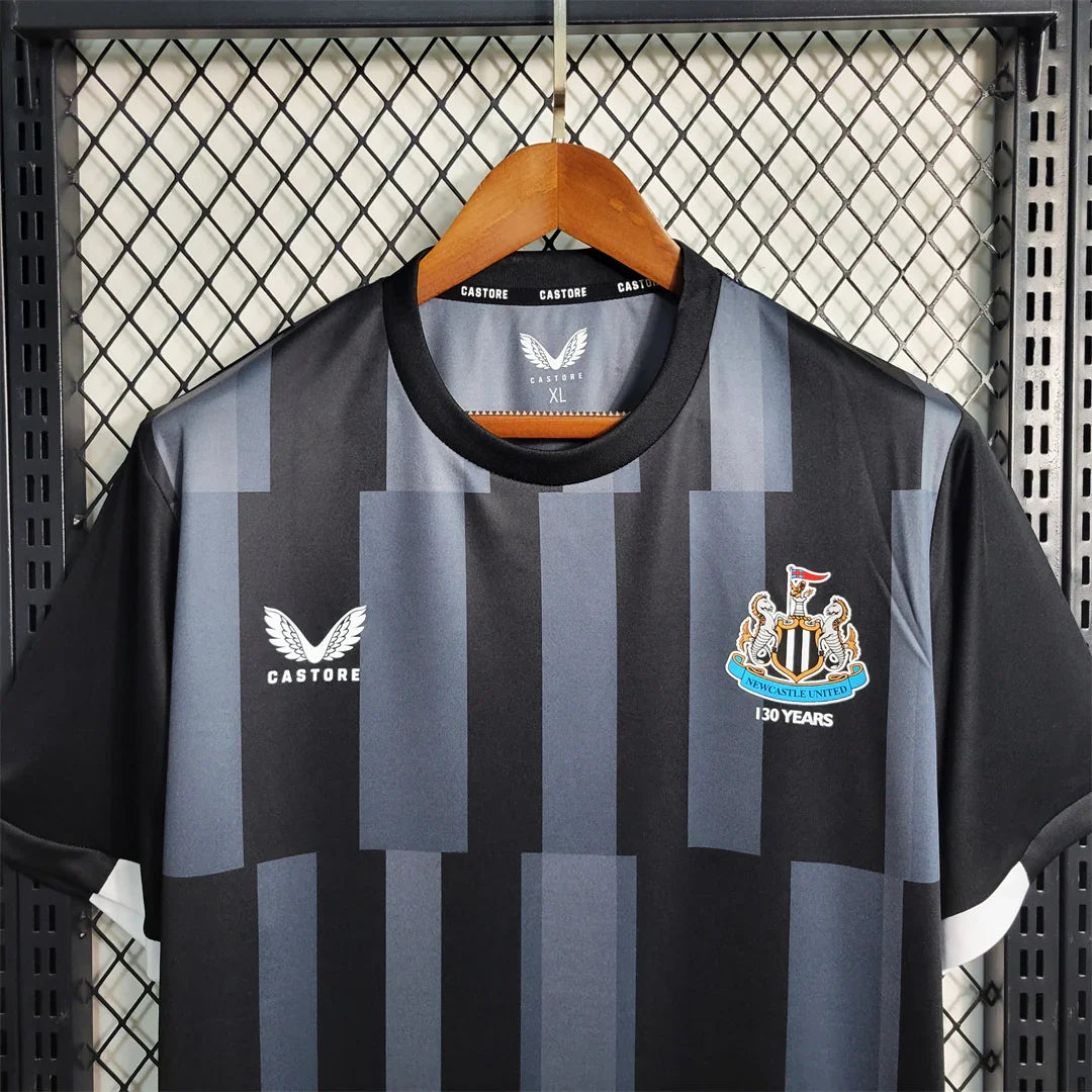 Maillot d'entraînement Newcastle 2023-24, marque Le 12 -ème Maillot, logo de l'équipe visible, tissu technique bleu et blanc.