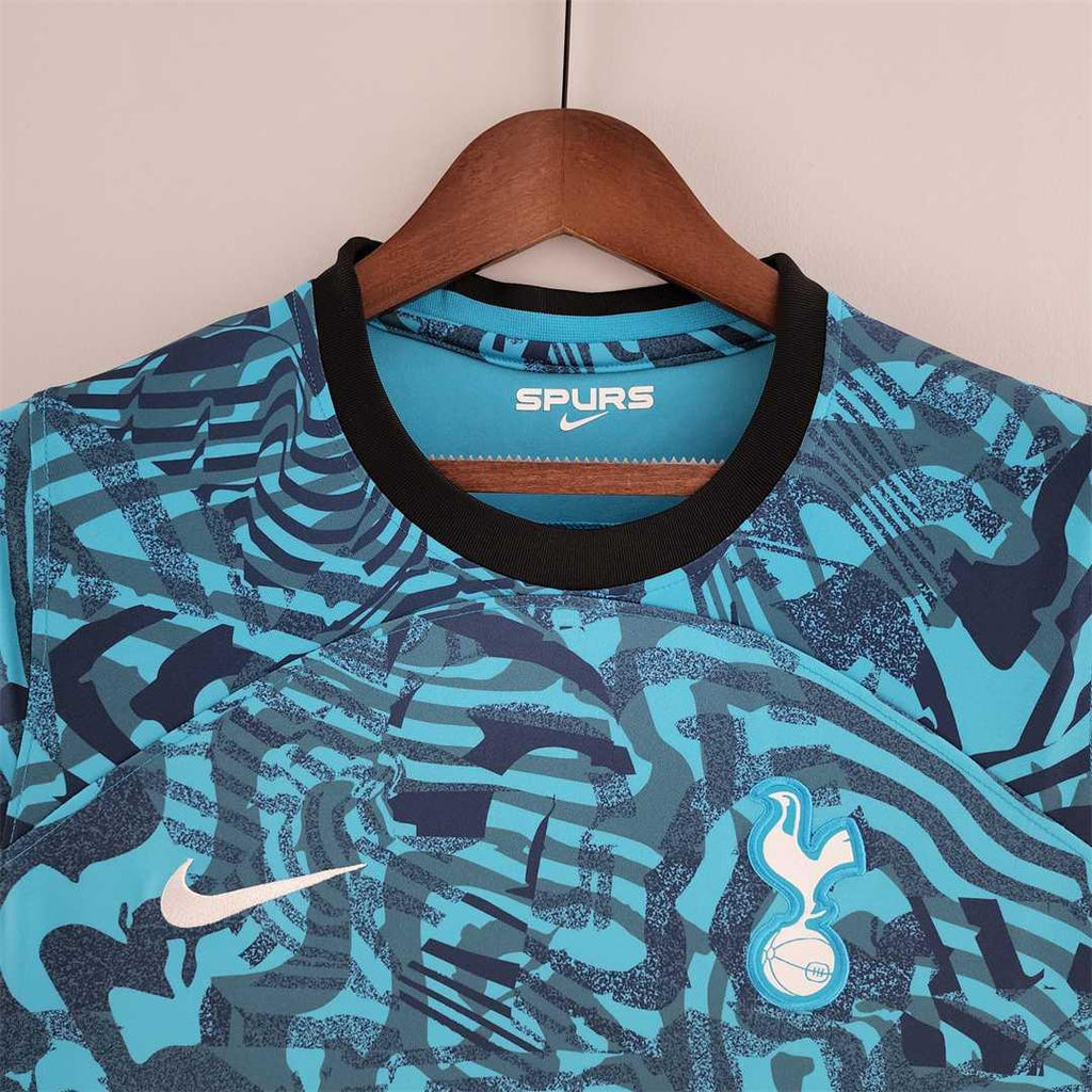 Maillot extérieur Tottenham 2022-23 Le 12-ème Maillot, maillot de football avec logo du club et détails en bleu et blanc.