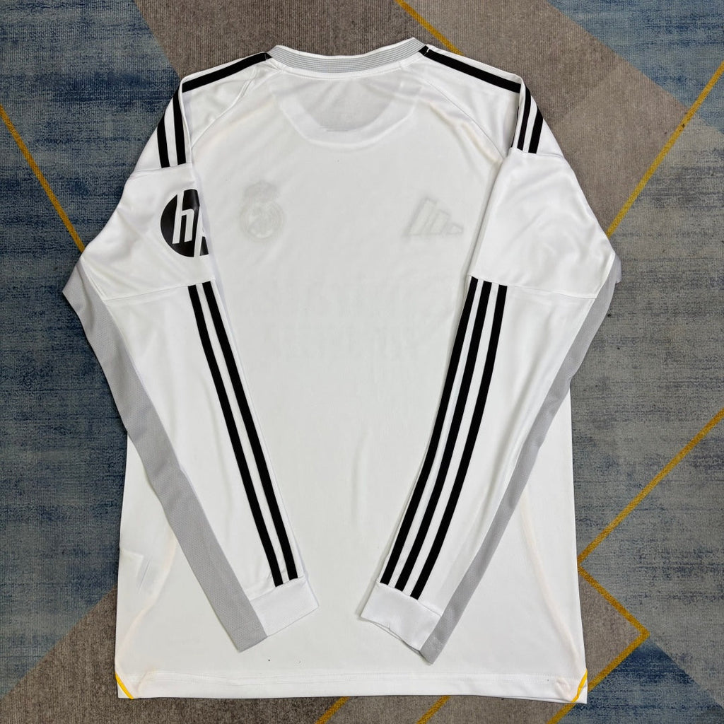 Maillot domicile Real Madrid 25/26 à manches longues, marque Le 12 -ème Maillot, avec logo et détails du club.