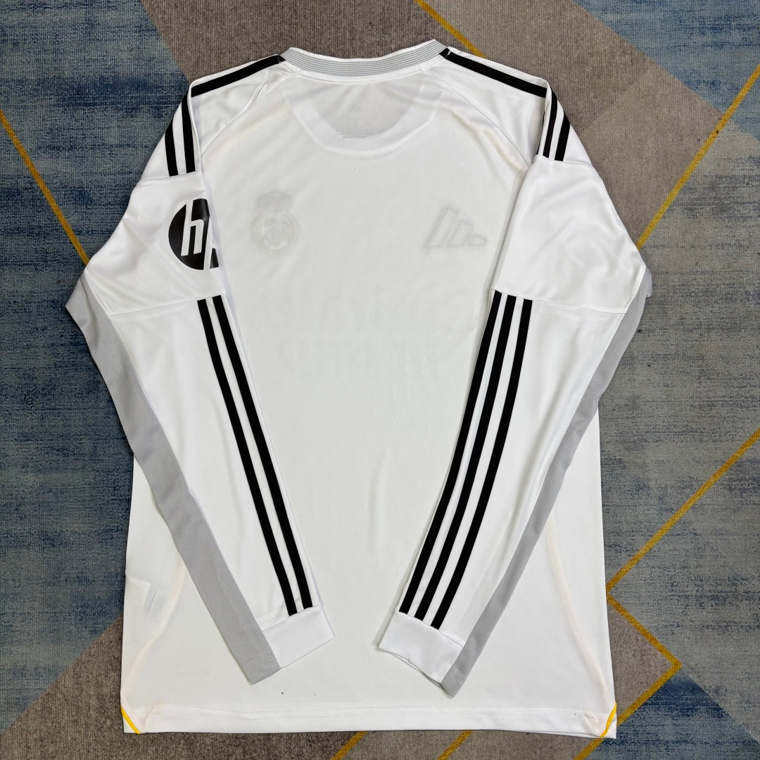 Maillot domicile Real Madrid 25/26 à manches longues, marque Le 12 -ème Maillot, avec logo et détails du club.