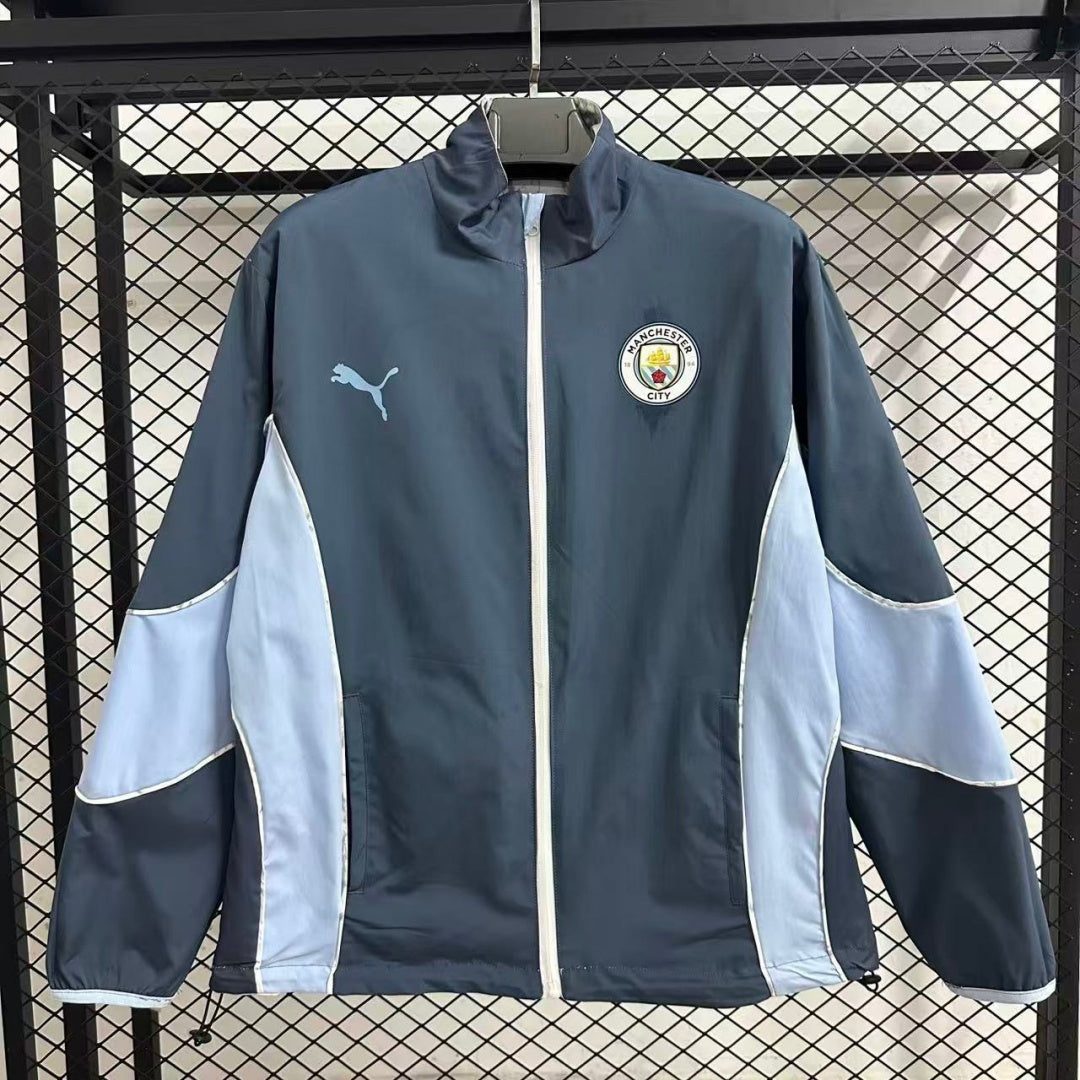 Veste coupe-vent réversible Manchester City Le 12 -ème Maillot, tissu léger avec logo de l'équipe et design coloré.