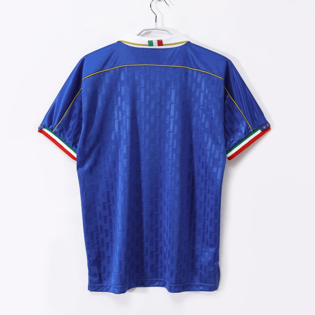 Maillot Italie Domicile 1995 Le 12 -ème Maillot, maillot de football rétro avec logo et détails traditionnels, vue frontale.