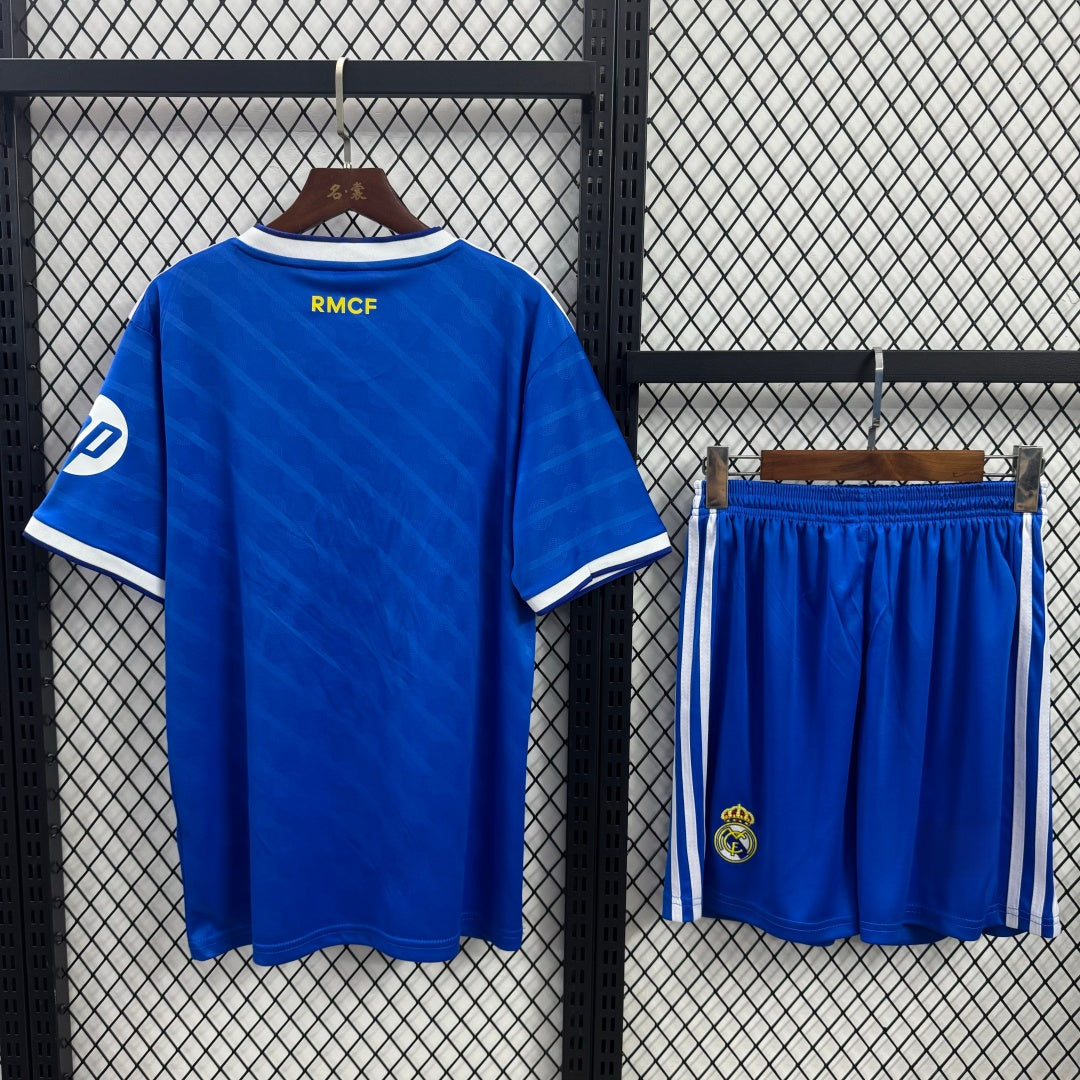 Ensemble de football Real Madrid troisième maillot adulte Le 12-ème Maillot, maillot officiel avec logo et design distinctif.