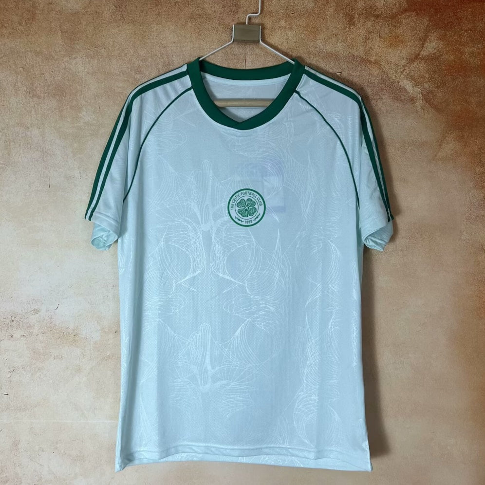 Maillot de football Celtic Glasgow 25/26 vert, modèle spécial, de la marque Le 12 -ème Maillot, vue de face.