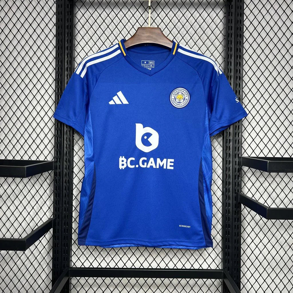 Maillot Leicester City 2024-25 de la marque Le 12 -ème Maillot, vue de face avec logo et détails du maillot de football.