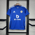 Maillot Leicester City 2024-25 de la marque Le 12 -ème Maillot, vue de face avec logo et détails du maillot de football.