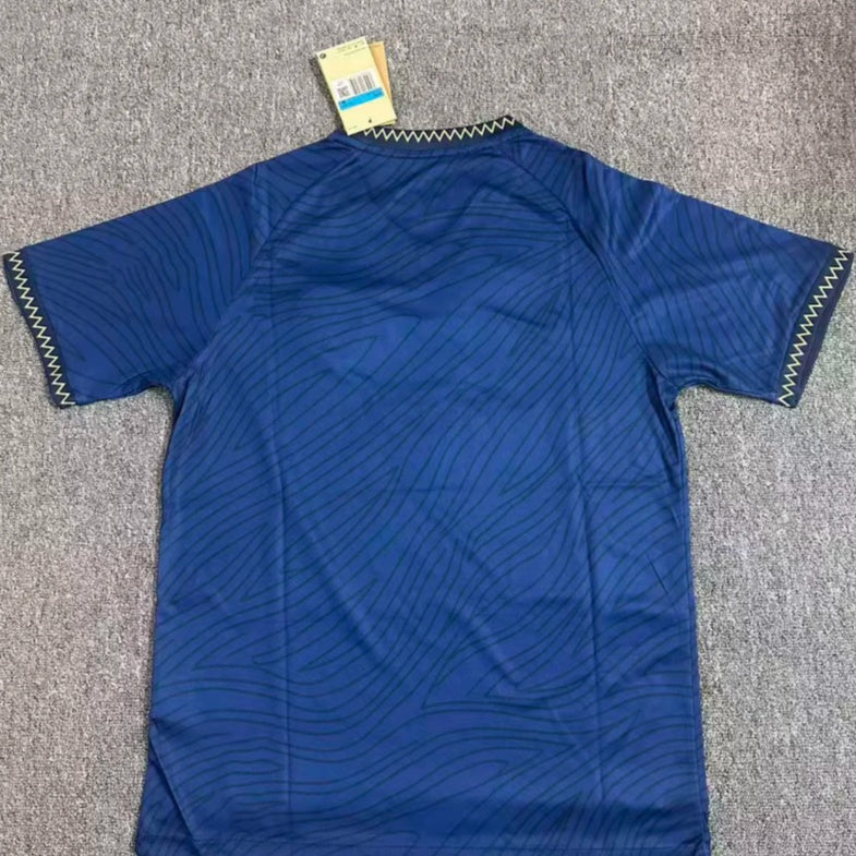 Maillot PSG 25/26 bleu avec Eiffel Tower, spécial A, par Le 12 -ème Maillot, vue de face avec logo et détails du jersey.