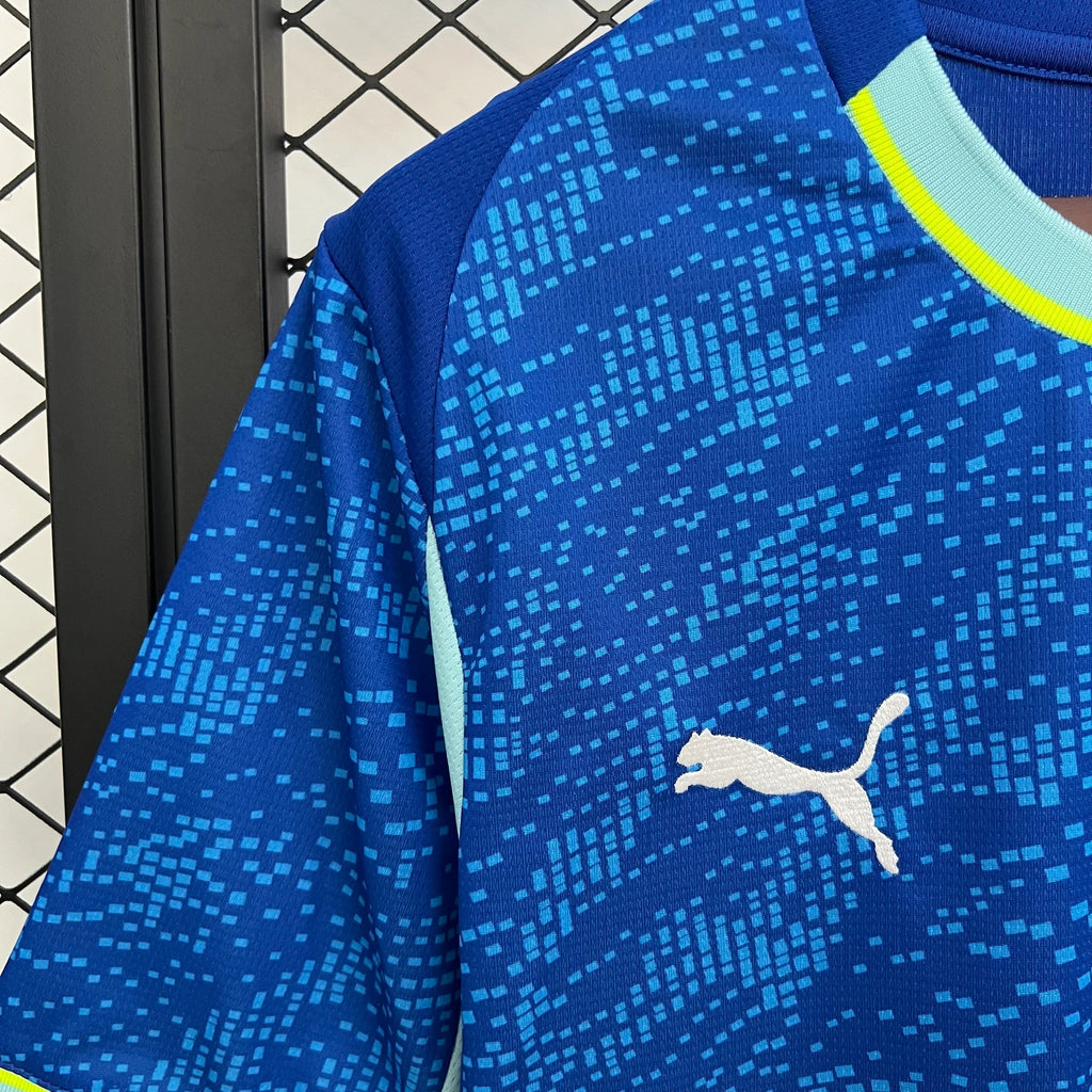 Maillot de football Marseille 2025-26, marque Le 12 -ème Maillot, vue de face avec logo et détails de l'équipe.