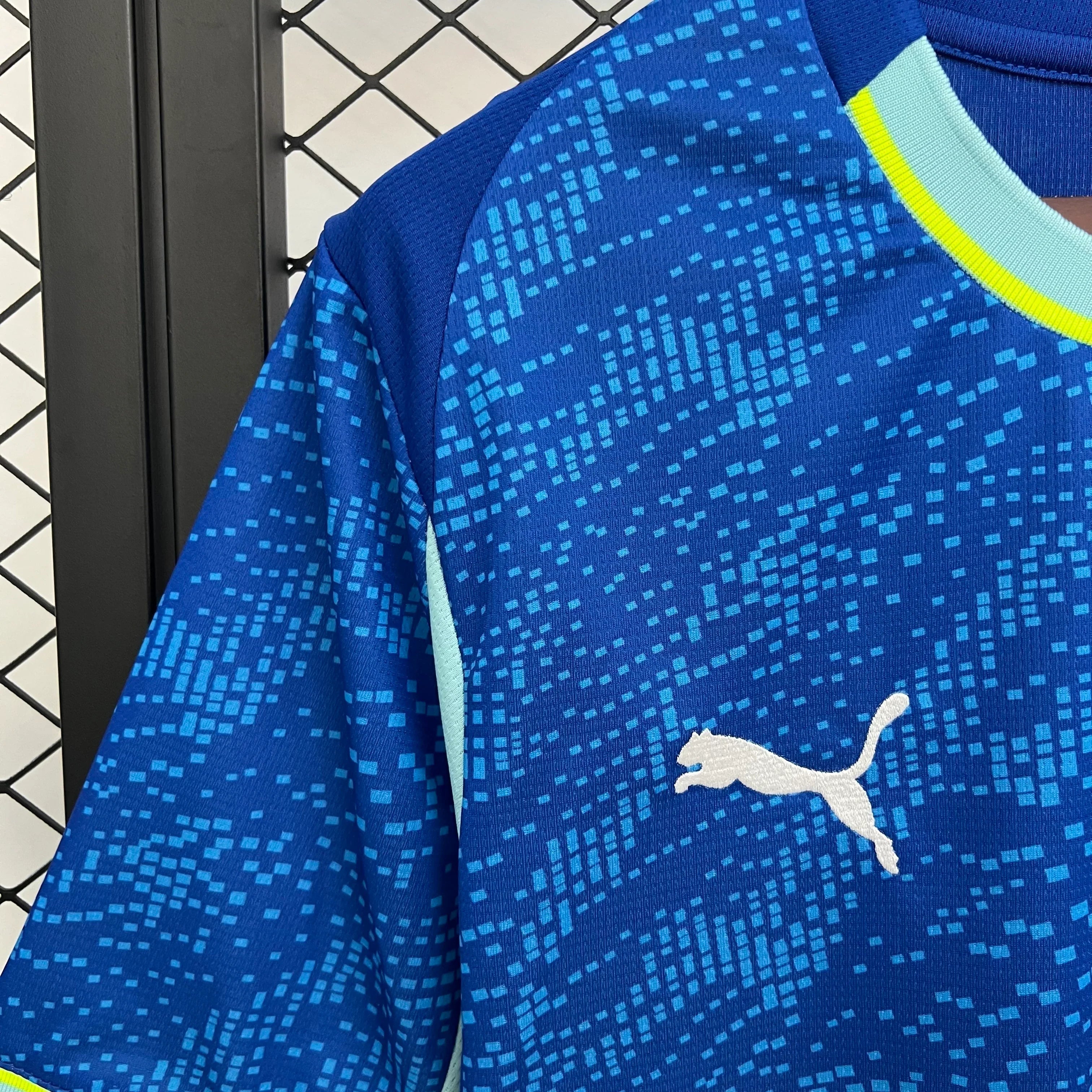Maillot de football Marseille 2025-26, marque Le 12 -ème Maillot, vue de face avec logo et détails de l'équipe.