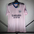 Maillot de football Arsenal 22/23 Third rose de la marque Le 12 -ème Maillot, vue de face avec détails du design.