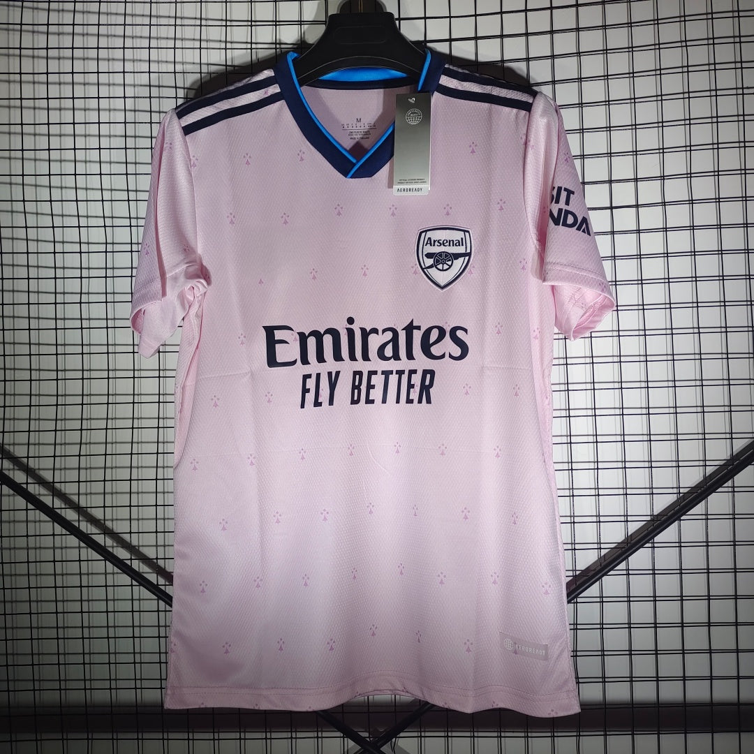 Maillot de football Arsenal 22/23 Third rose de la marque Le 12 -ème Maillot, vue de face avec détails du design.