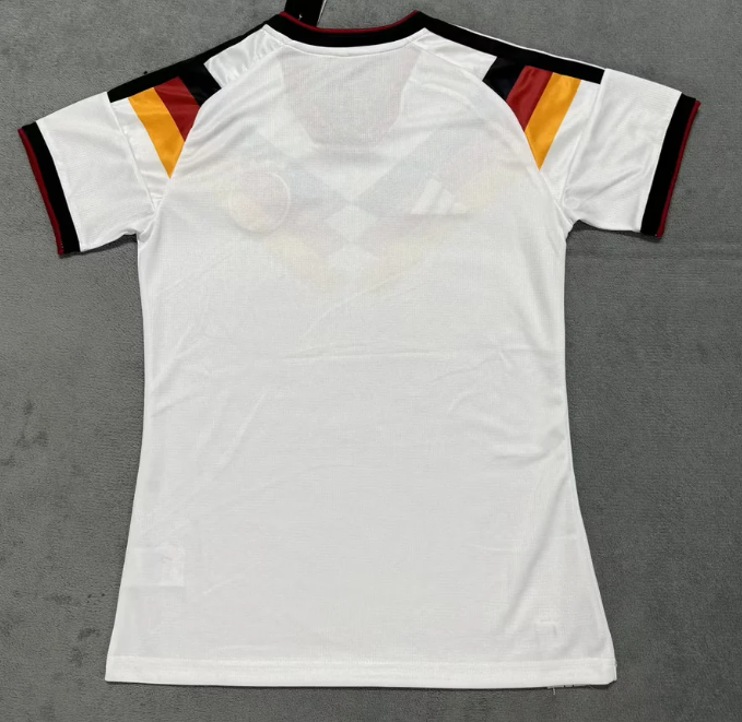 Maillot domicile femme Allemagne 25/26, blanc avec détails noirs, portant par une femme, créé par Le 12 -ème Maillot.