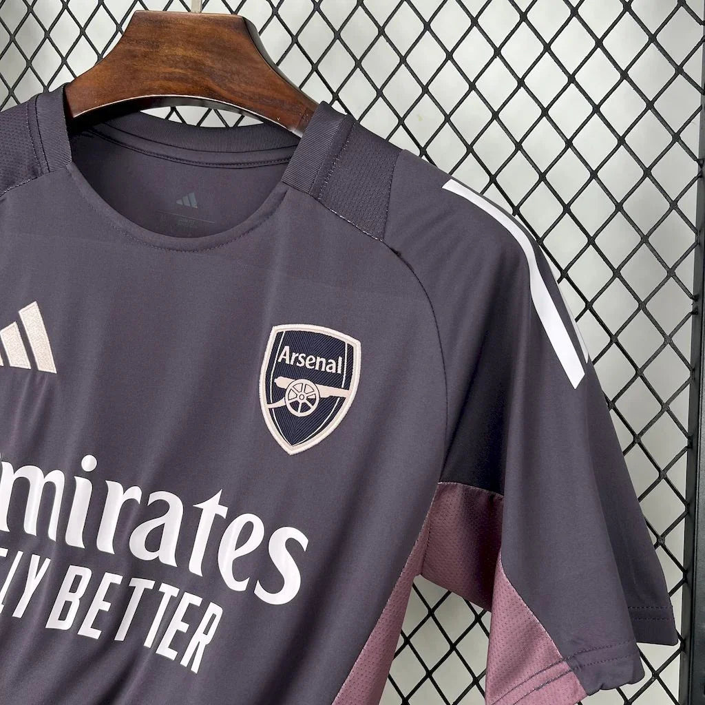 Maillot d'entraînement Arsenal 2024-25 Le 12 -ème Maillot, jersey vert avec logo et détails de l'équipe.